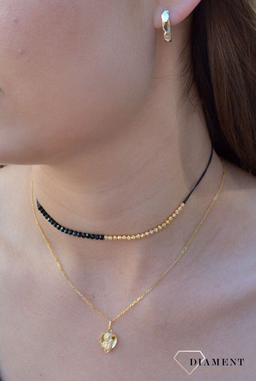 Złote kolczyki pr 333 grawerowane KL 11384 333 Złote kolczyki wykonane z dbałością o każdy szczegół i detal. Kolczyki zachowane w prostej formie, grawerowanej blaszki. Elegancka biżuteria posiada wygodne z.jpg